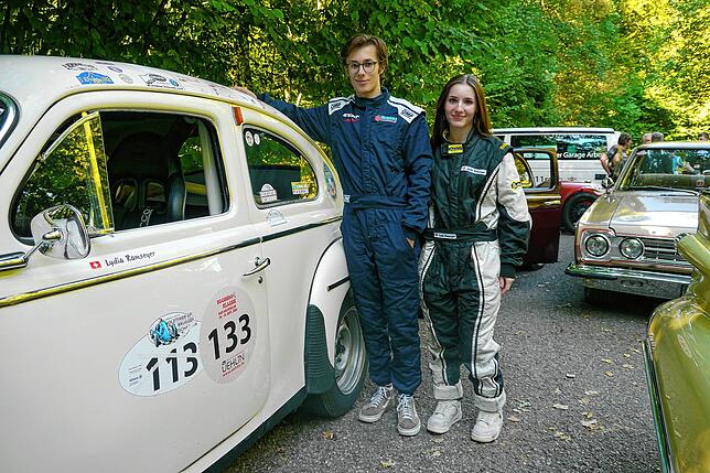 Die Geschwister Gregory und Alice Kresta mit einem 1959er Buckelvolvo sind mit 18 und 17 Jahren das jüngste Team.