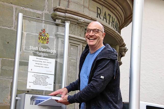 Beim Einwurf seiner Bewerbungsunterlagen am Freitagmorgen: Raumausstattermeister Thomas Hildebrandt.
