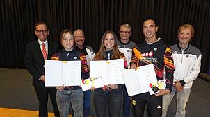 Tag des Ehrenamtes: Für herausragende Einzelleistungen erhalten die Inline-Skater Nele Schuler (vorn, von links), Katja Kaiser und ...