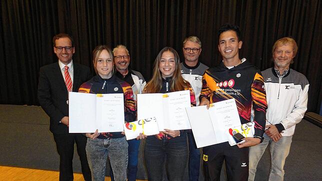 Tag des Ehrenamtes: Für herausragende Einzelleistungen erhalten die Inline-Skater Nele Schuler (vorn, von links), Katja Kaiser und ...