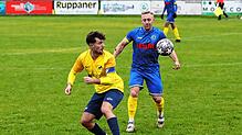 Die SpVgg F.A.L. (Torschütze Kai Huber, rechts) setzte bei der SG Dettingen-Dingelsdorf (Joshua Szenk) mit 3:2 durch.