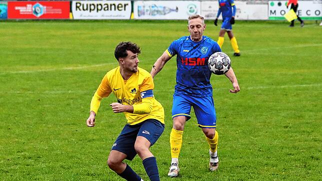 Die SpVgg F.A.L. (Torschütze Kai Huber, rechts) setzte bei der SG Dettingen-Dingelsdorf (Joshua Szenk) mit 3:2 durch.