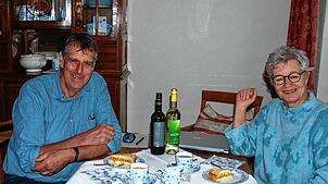Martin Stoll spricht mit Mitarbeiterin Eva Baumgartner über die Auflösung der Winzergenossenschaft Erzingen und erklärt, wie es für die ...