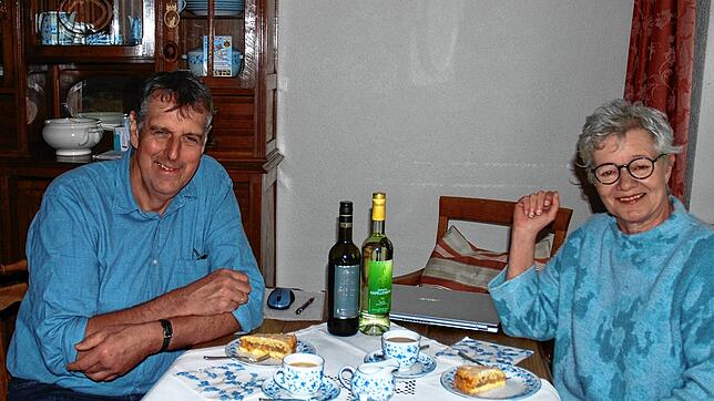Martin Stoll spricht mit Mitarbeiterin Eva Baumgartner über die Auflösung der Winzergenossenschaft Erzingen und erklärt, wie es für die ...