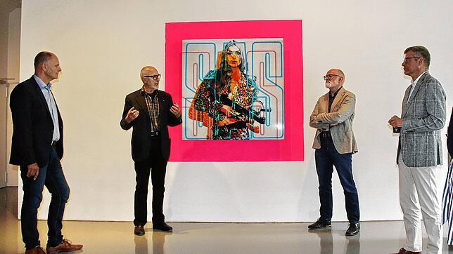 Das Bild &bdquo;Kalaschnikow&ldquo; von Harald F. Müller hängt in der Ausstellung &bdquo;30 Jahre. Kunstmuseum Singen&ldquo;. Bei der ...
