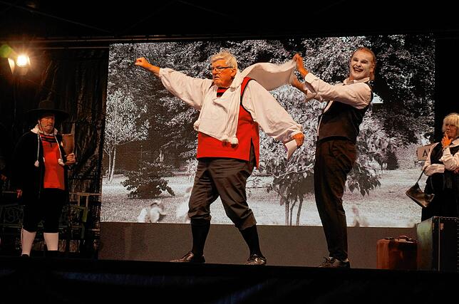 Nachdem Alt Waldshut sich für die Hotzenwälder Tracht entschieden hat, ist nicht jedem klar, wie sie zu tragen ist &ndash; lustige Szene ...