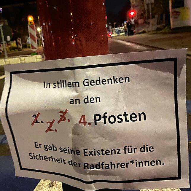 7. Dezember, abends: Auf dem nunmehr fünften Poller, ist ein kleines Schild im Stil einer Traueranzeige angebracht.