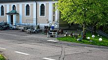 Streich in der Walpurgisnacht in Oberwihl (Archivbild): Wer etwas vermisst, muss am 1. Mai 2024 bei der Kirche nachsehen. Hier wurde ...