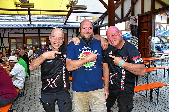 Bild 31: Ausgelassene Stimmung in Eigeltingen: Die 25. Internationale Bogen- und Messermachermesse in der Lochmühle