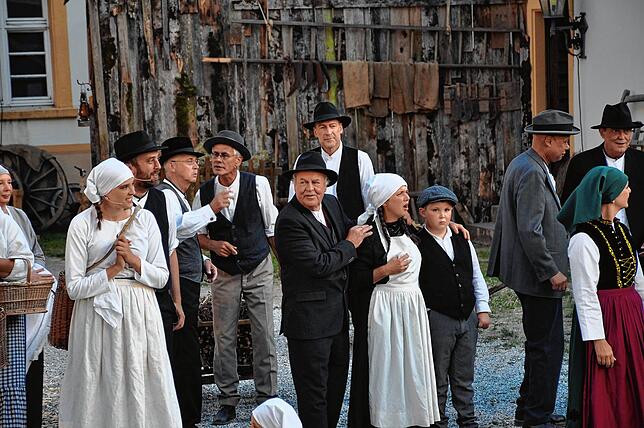 Die Dorfbewohner verabschieden die Auswanderer. Foto Ursula Ortlieb.