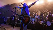 Sänger Dave King und seine &bdquo;Flogging Molly&ldquo; bringen irische Pub-Atmosphäre auf den Hohentwiel.