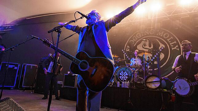 Sänger Dave King und seine &bdquo;Flogging Molly&ldquo; bringen irische Pub-Atmosphäre auf den Hohentwiel.