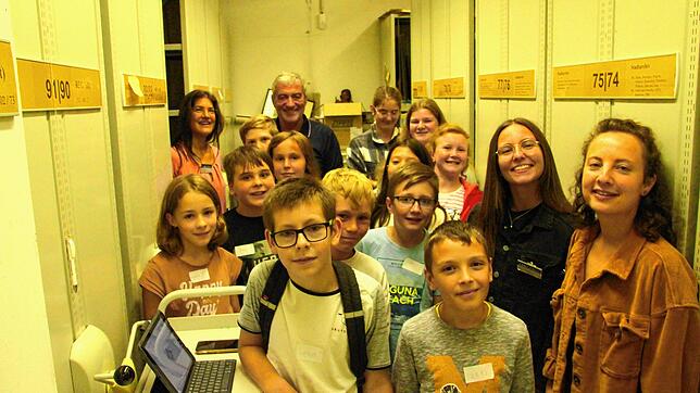 Das Team des Stadtarchivs zusammen mit den teilnehmenden Kindern und Wolfgang Seliger des Ferienprogramms