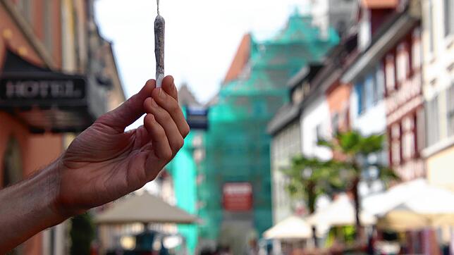 Der Konsum von Cannabis soll in Überlingen verboten werden. Cannabis fällt aber nicht mehr unter Betäubungsmittel. Deswegen ist die ...