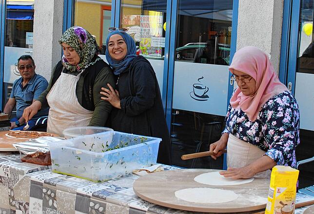 Türkische Spezialitäten werden am Stand frisch zubereitet.