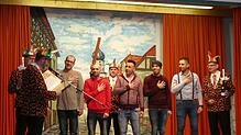 Beim Laufnarrenschlag stehen auf der Bühne (v. l.): Martin Bosch (Kämmerer des Narrengerichts), Stefan Keil (Narrenschreiber), Alireza ...