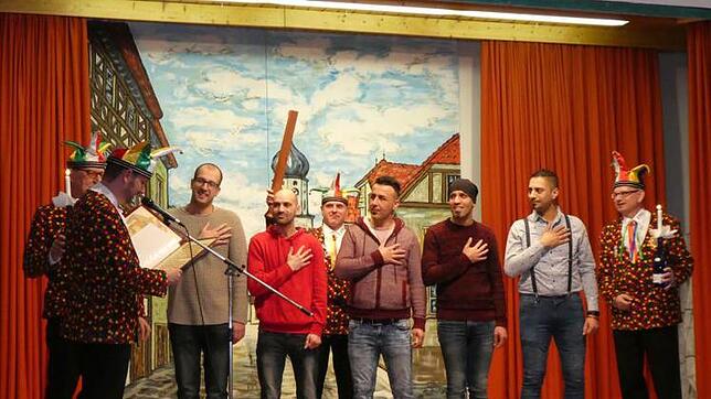 Beim Laufnarrenschlag stehen auf der Bühne (v. l.): Martin Bosch (Kämmerer des Narrengerichts), Stefan Keil (Narrenschreiber), Alireza ...