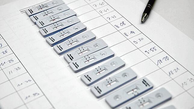 Schnelltests kleben mit Namen (verdeckt) und Uhrzeit auf einem Papier in einem Berliner Corona-Testzentrum. Mittlerweile ist bekannt, ...