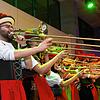 Die Heavy Blechis bei ihrem Auftritt in Dirndl und Bollenhut. Bild: Wolfgang Scheu