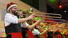 Die Heavy Blechis bei ihrem Auftritt in Dirndl und Bollenhut. Bild: Wolfgang Scheu