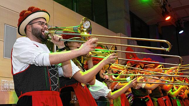 Die Heavy Blechis bei ihrem Auftritt in Dirndl und Bollenhut. Bild: Wolfgang Scheu