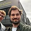 Louis Keeves (links) und Simon Conrads vor dem La Cucina in der Max-Stromeyer-Straße.