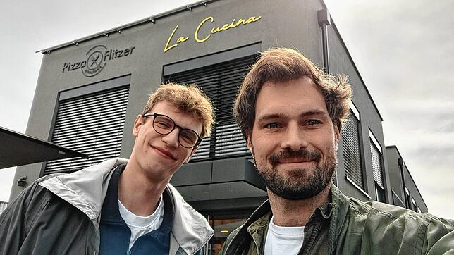 Louis Keeves (links) und Simon Conrads vor dem La Cucina in der Max-Stromeyer-Straße.
