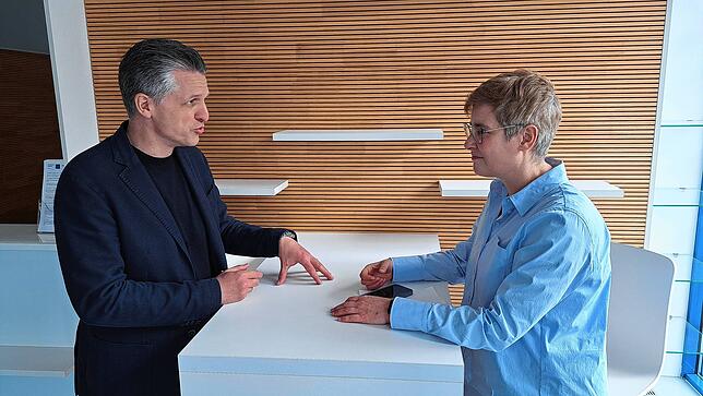 Thorsten Frei beim Gespräch mit Politikredakteurin Angelika Wohlfrom in der SÜDKURIER-Redaktion in Donaueschingen.