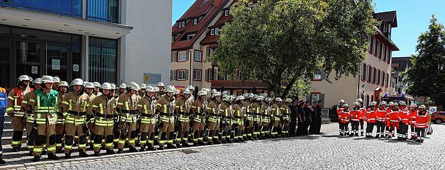 Eine eindrucksvolle Kulisse mit der Feuerwehrabteilung Villingen und dem DRK beim Antreten zur Hauptprobe vor dem Feuerwehrgerätehaus in ...