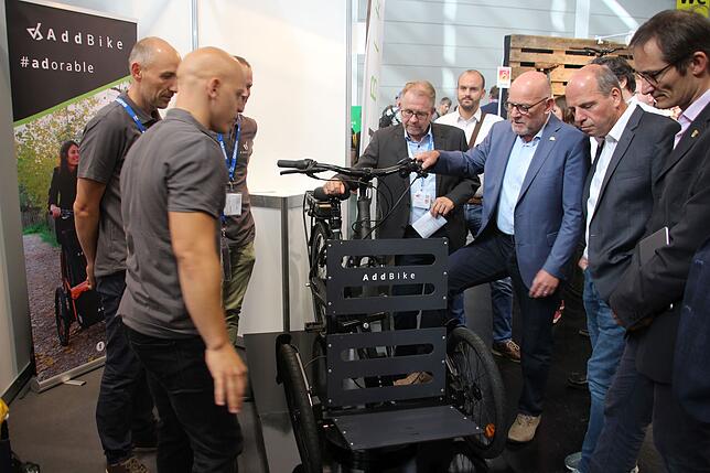Baden-Württembergs verkehsminister Winfried Hermann am Stand des französischen Herstellers „Addbike“, die mobile ...