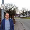 Ortsvorsteher Jürgen Aichelmann am nördlichen Ortseingang von Stahringen. Rechts soll das neue Baugebiet &bdquo;Unterm Freiwiesle&ldquo; ...