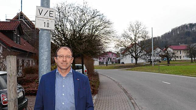 Ortsvorsteher Jürgen Aichelmann am nördlichen Ortseingang von Stahringen. Rechts soll das neue Baugebiet &bdquo;Unterm Freiwiesle&ldquo; ...