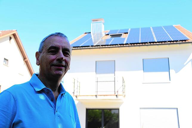 Thomas Bucher vor dem Haus seines Sohnes. Auf dem Dach sind mehrere Solar-Module installiert.