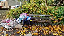 Klatschnass, durchgeweicht und kaputt liegen diese Gegenstände, die umsonst den Besitzer wechseln sollten, auf der Bank. Durch den ...