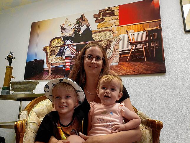 Ramona Jäger macht das Villinger Stüble der Katzenmusik zur Kita-Stätte. Hier genießt sie die Zeit mit ihren Kindern Jannik und Amilia ...