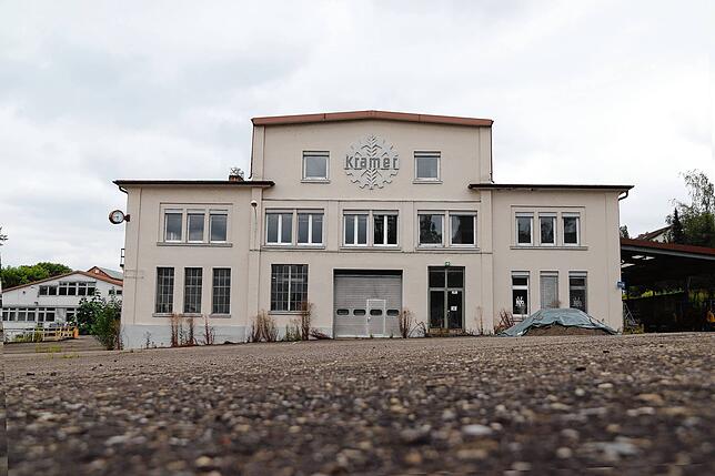 Das Hauptgebäude mit Produktionshalle.