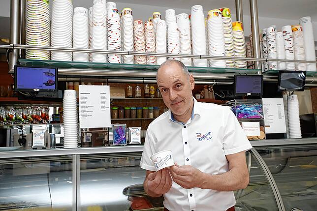 Tiziano Pampanin von der gleichnamigen Konstanzer Eisdiele gehört zu den Eisverkäufern, die sich gegen die Verpackungssteuer ...