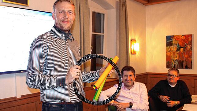 Auf unserem Archivbild zeigt Markus Müller vom Büro fibrestrategy, mit welchen Kabeln Herdwangen-Schönach mit schnellem Internet ...