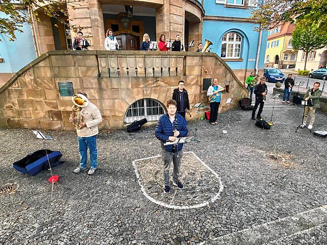Die Stadtkapelle Donaueschingen und der Dirigent Christian Feierabend werden am Rathaus musizieren.