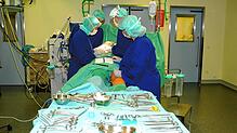 Ein Blick in den Operationssaal im Hegau-Bodensee-Klinikum Singen. Im Moment müssen planbare Operationen verschoben werden, um ...