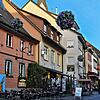 Die Blumenkugeln, die in der Innenstadt hängen, kommen bei den Bürgern gut an und sorgen für ein schönes Erscheinungsbild.