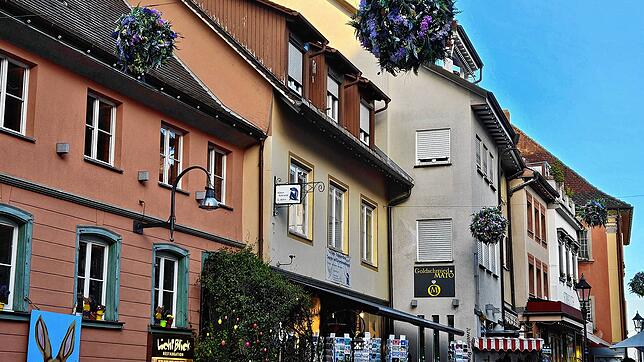 Die Blumenkugeln, die in der Innenstadt hängen, kommen bei den Bürgern gut an und sorgen für ein schönes Erscheinungsbild.