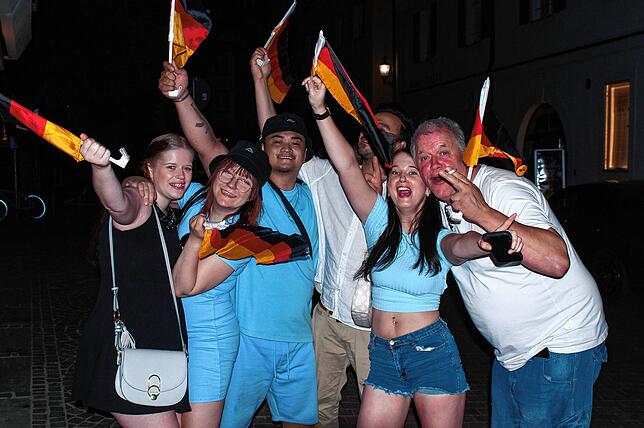 Bild 1: Jubel-Fotos vom Public Viewing: So feiert Überlingen den Achtelfinalsieg (2/2)