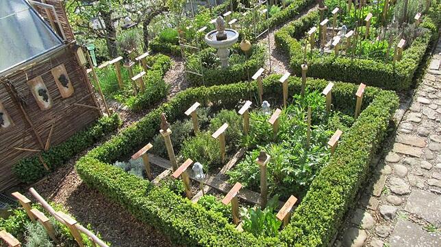 Sehr eindrucksvoll ist der Kapellen-Kreuzgarten von Georg Maier in Öhningen-Schienen. Der Garten soll den Besuchern das Paradies auf ...