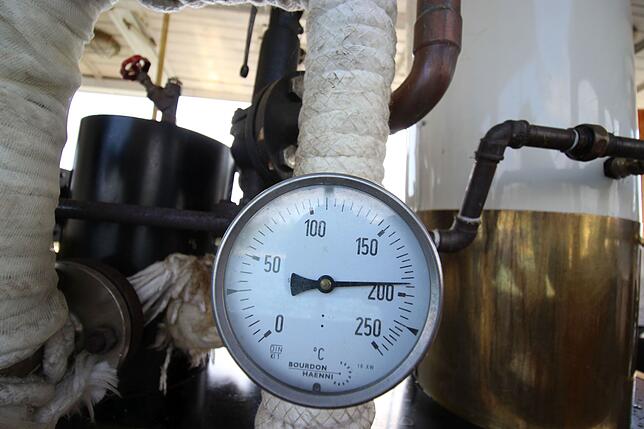 Auf 180 Grad wird das Wasser im Kessel augeheizt, dadurch entsteht ein Druck von 14 Bar, der wiederum einen Propeller antreibt.