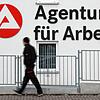 Ein Passant an einer Agentur für Arbeit vorbei. Viele Menschen sorgen sich in der Corona-Krise um ihren Arbeitsplatz.