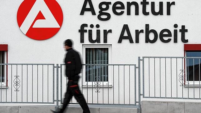 Ein Passant an einer Agentur für Arbeit vorbei. Viele Menschen sorgen sich in der Corona-Krise um ihren Arbeitsplatz.