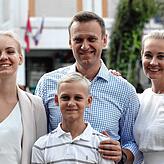 Ein Bild aus glücklichen Tagen: Alexej Nawalny steht mit seiner Frau Julia (rechts), seiner Tochter Daria und seinem Sohn Zakhar, für ...
