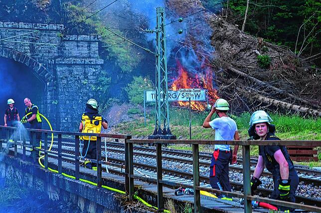 Die Feuerwehr kämpfte am 19. Juni gegen einen Brand in der Nähe der Schwarzwaldbahn an.