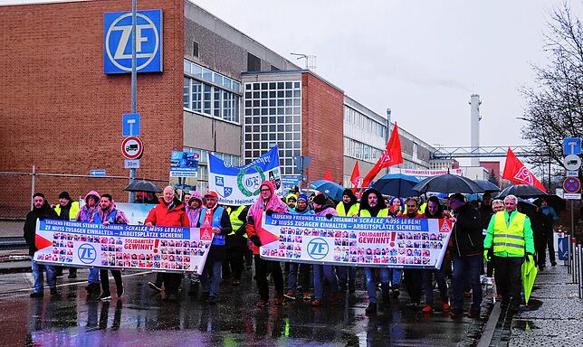 Mitarbeiter des Autozulieferers ZF bei einem Protestmarsch vor der Konzernzentrale. Der Gesamtbetriebsrat des Autozulieferers ZF ...